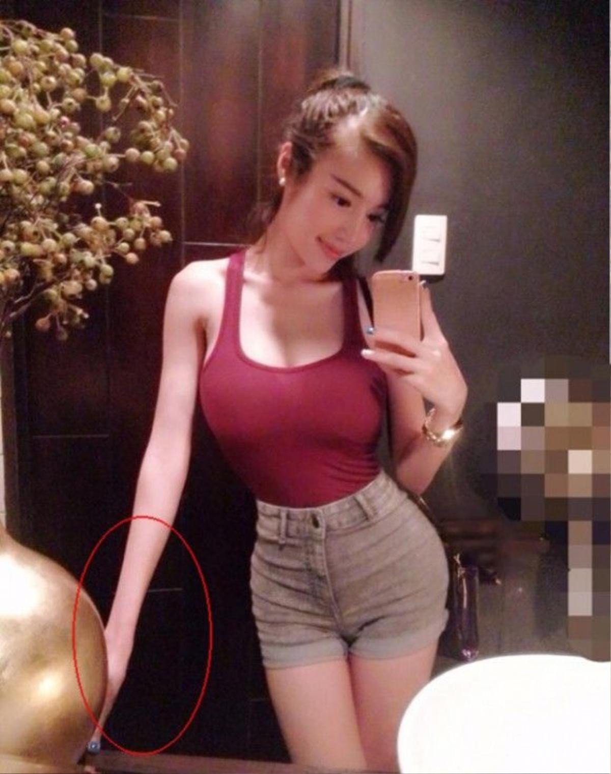 Thời gian chưa sinh hai thiên thần Caide và Alfie, Elly Trần không ít lần bị "bóc mẽ" là nghiện photoshop. Cánh tay có lúc được "kéo" dài ra, có lúc lại bị "bóp méo" trông rất dị dạng.