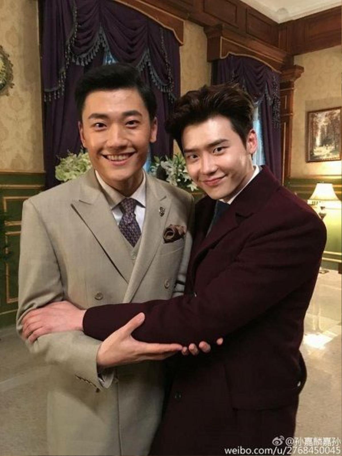 Lee Jong Suk chụp cùng đàn anh trong phim