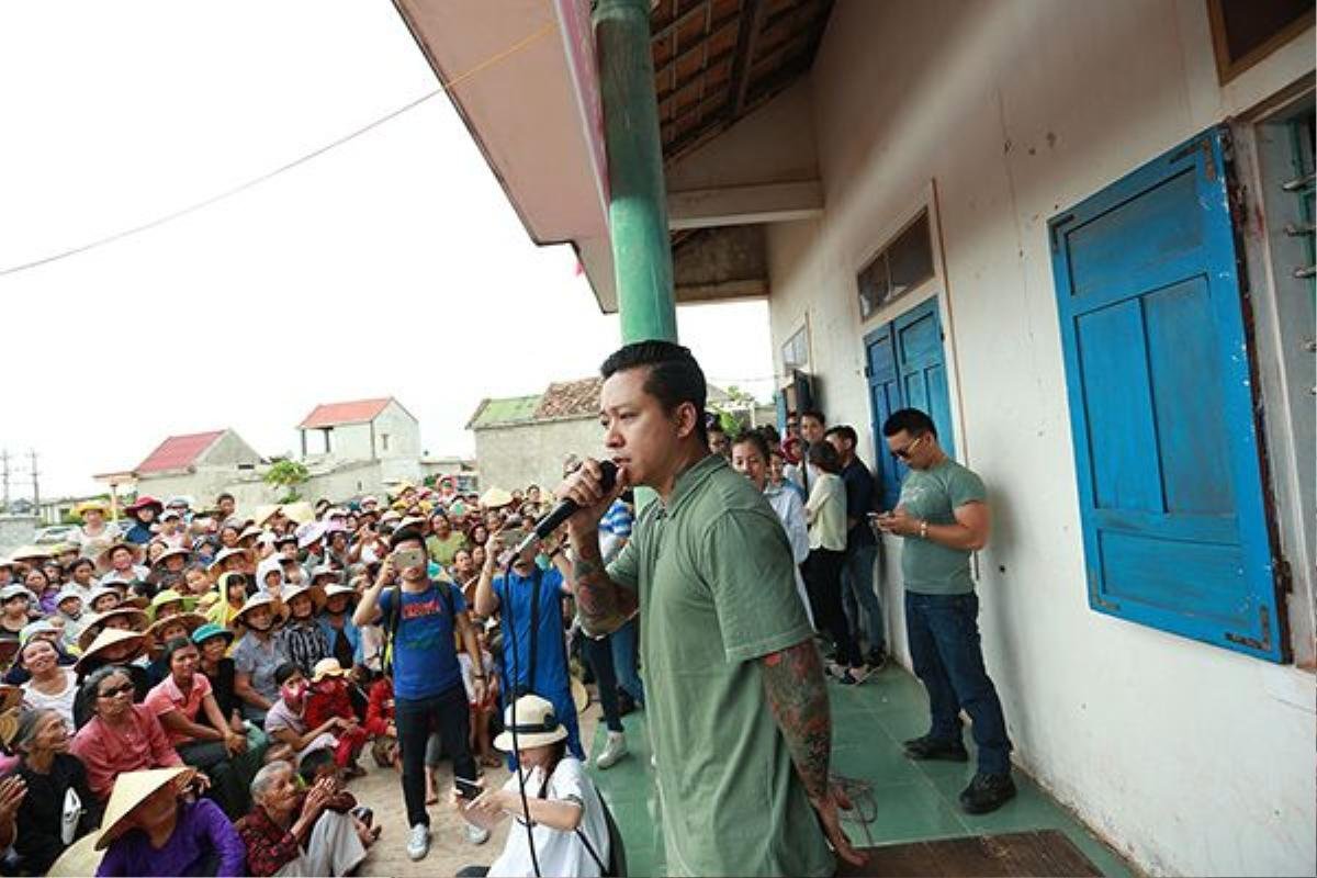 Ca sĩ Tuấn Hưng nghẹn ngào chia sẽ với bà con: "Tôi về đây mang ý nghĩa là thiện nguyện nhưng mục địch chính là để gần gũi với bà con, mong mọi người hết sức bình tĩnh đoàn kết thương yêu nhau hơn, khó thì là khó chung, gia đình nào cũng khó khăn không riêng gì một ai hãy làm theo lời bác Hồ “Lá lành đùm lá rách” để cùng nhau vượt qua cơn nguy khó này. Quảng Bình nổi tiếng với câu thơ “Lắng nghe mẹ kể ngày xưa - Chang chang cồn cát nắng mưa Quảng Bình” vậy mà hôm nay thời tiết lại không thể đẹp hơn thế này vẫy mong bà con hãy cùng nhau vui vẻ trọn vẹn trong ngày hôm nay".