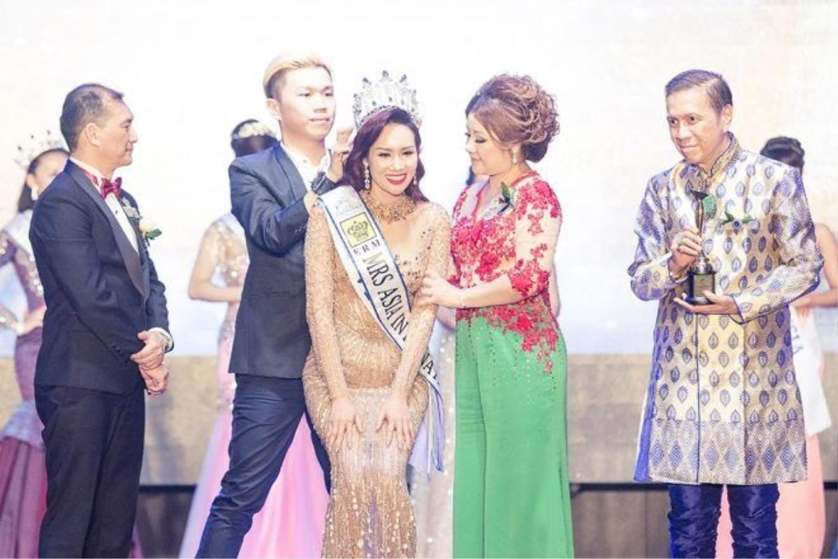 Niềm hạnh phúc bất ngờ của đại diện Việt Nam khi đăng quang ngôi vị Mrs Asia International 2016. 