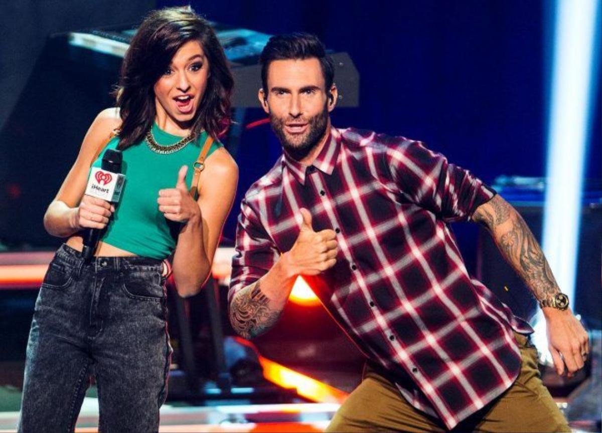 Christina Grimmie cùng với huấn luyện viên Adam Levine trrong The Voice.