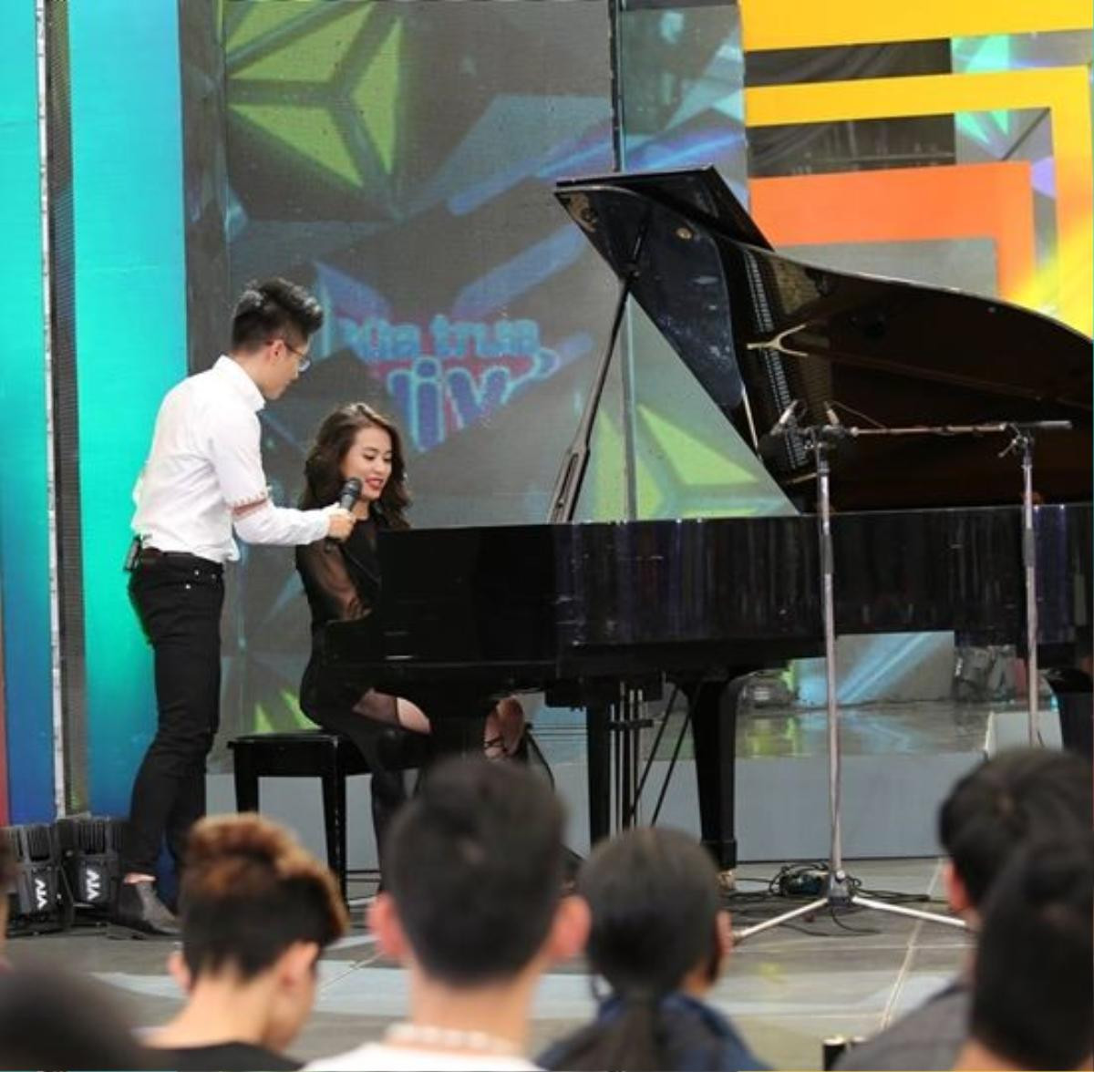 Hoàng Thùy Linh gây bất ngờ khi chơi piano trên sóng truyền hình.