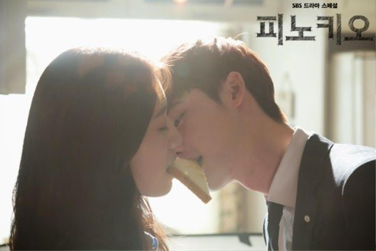 Nụ hôn sandwich của cặp đôi Lee Jong Suk và Park Shin Hye.