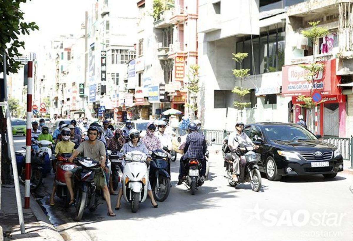 Người dân Hà Nội mệt mỏi chống chọi với ngày nắng nóng dữ dội cuối cùng Ảnh 2