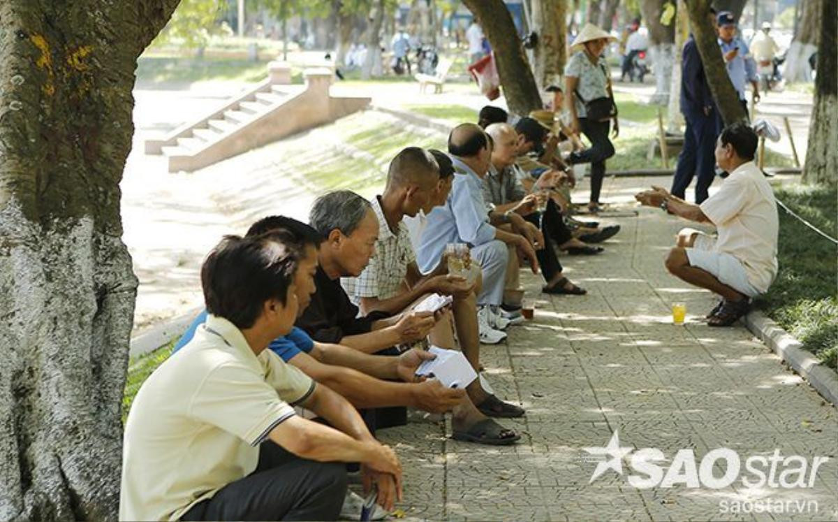 Người dân Hà Nội mệt mỏi chống chọi với ngày nắng nóng dữ dội cuối cùng Ảnh 3