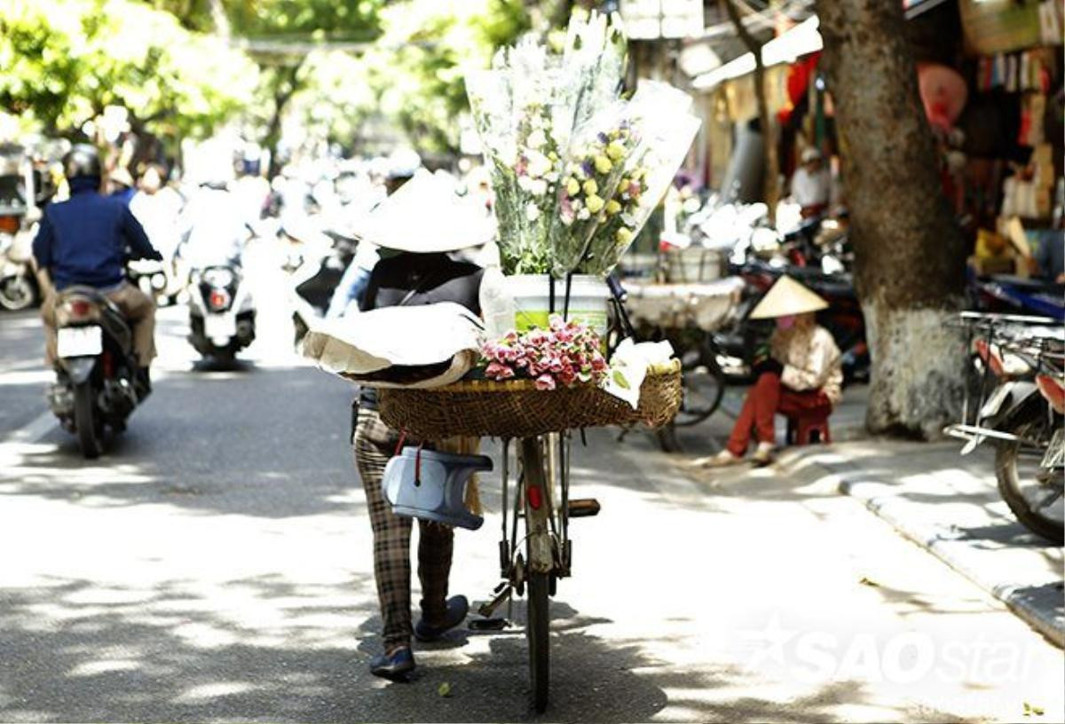 Người dân Hà Nội mệt mỏi chống chọi với ngày nắng nóng dữ dội cuối cùng Ảnh 6