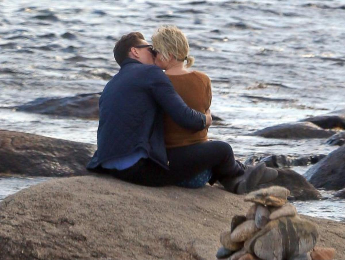 Hình ảnh sốc nhất sáng 16/6: Taylor Swift khóa môi Tom Hiddleston.