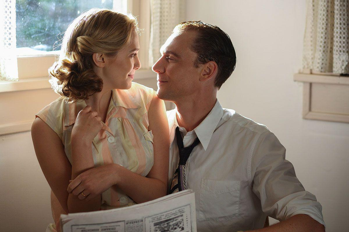 Tom Hiddleston và Elizabeth Olsen trong bộ phim I Saw the Light