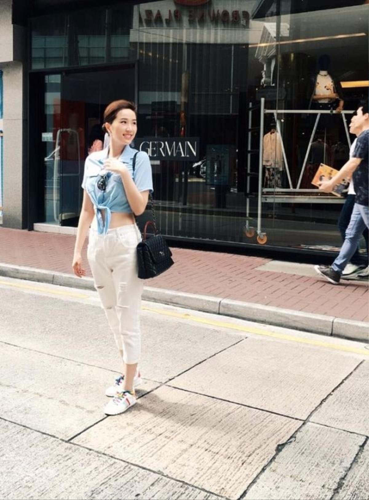 Bảo Thy xuống phố với quần jeans trắng, sơ mi buộc túm baby blue. 