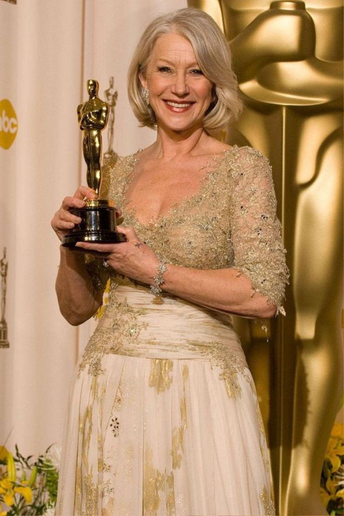 Helen Mirren là một trong mười ba nữ diễn viên hoàn thành trọn bộ sưu tập Oscar, Quả Cầu vàng, BAFTA, SAG và Critics’ Choice Awards.