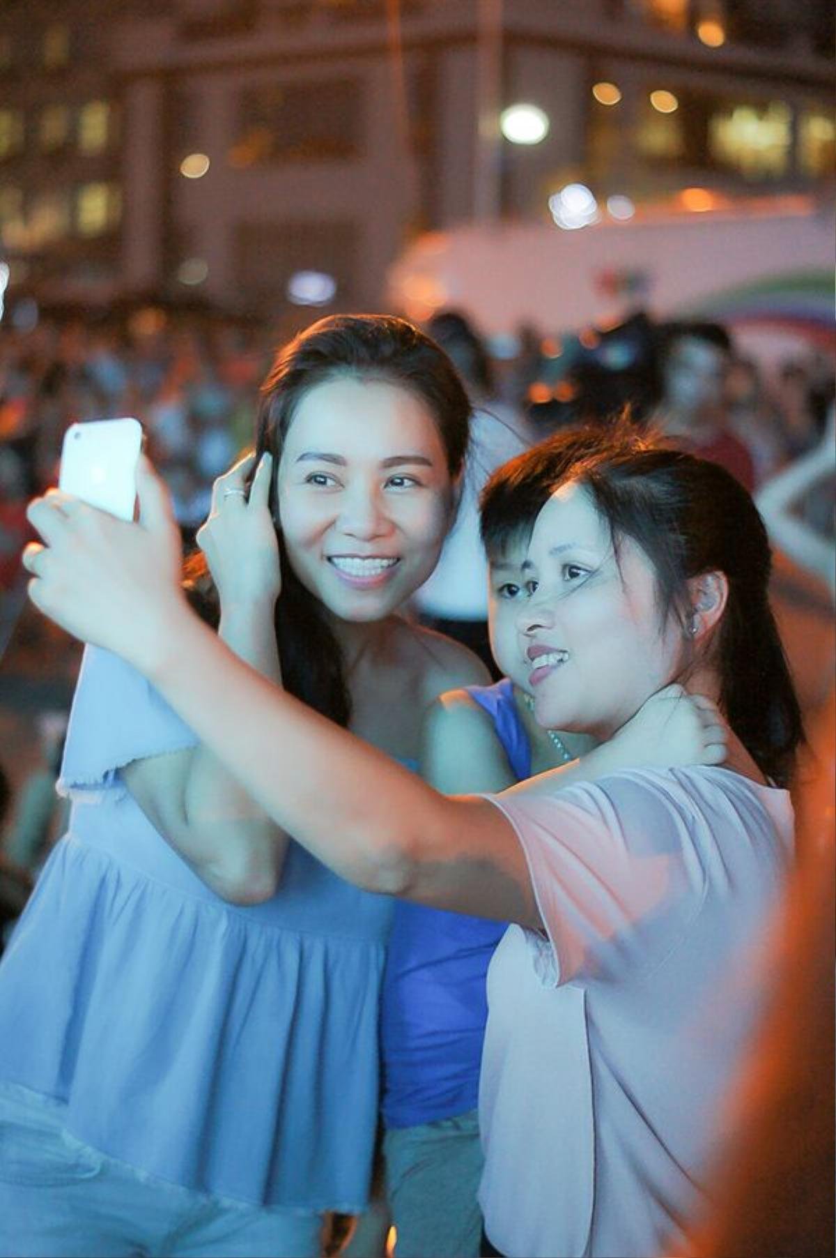 Nhí nhảnh chụp ảnh selfie cùng mọi người.