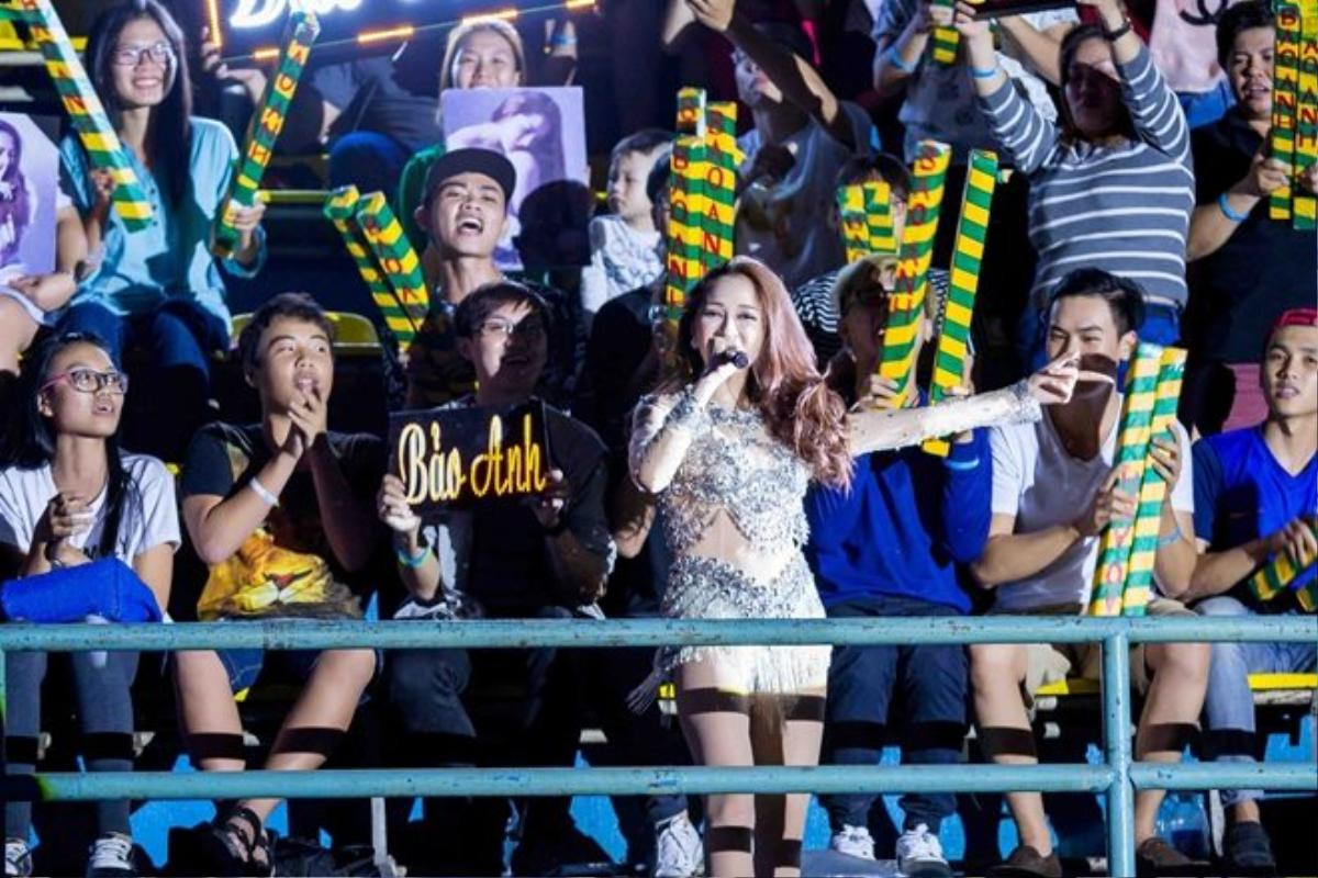 Giữa phần trình diễn, Bảo Anh bất ngờ di chuyển đến khu vực FC của mình khiến các fans của cô bấn loạn và khán phòng như nổ tung