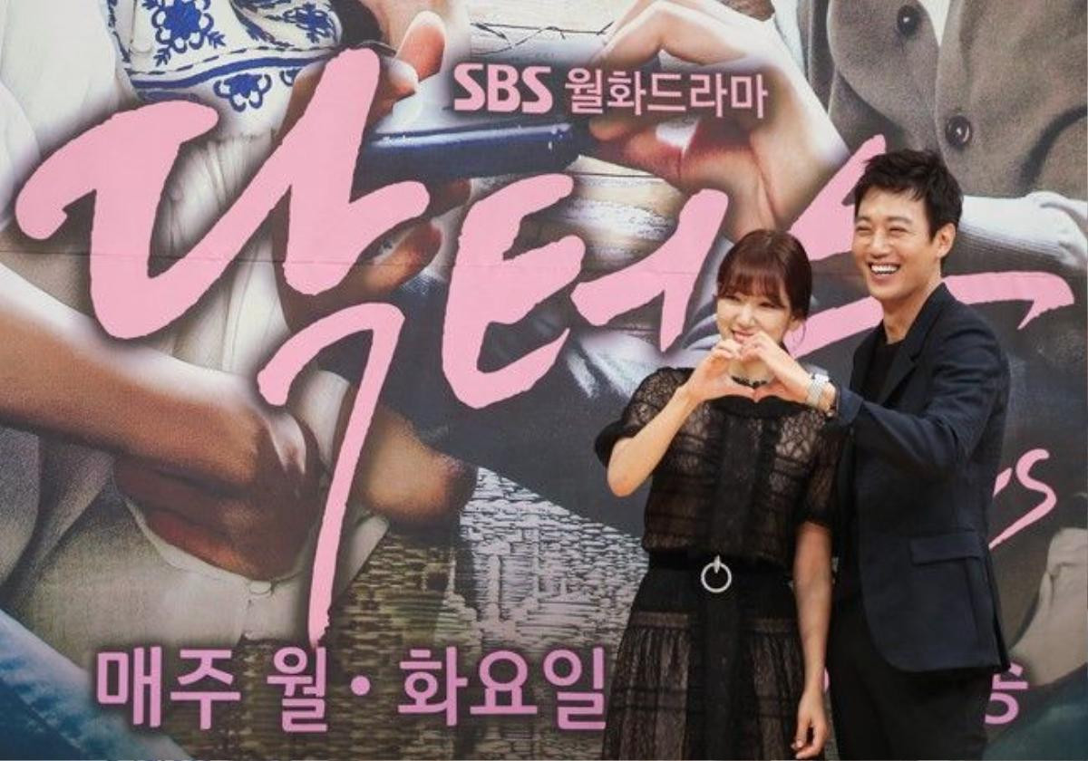 2 ngôi sao chính của phim Park Shin Hye và Kim Rae Won. Ảnh: TV