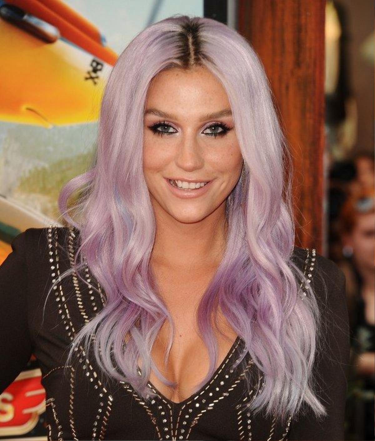 Tháng 7/2013, Kesha là một trong những ngôi sao đang dẫn đầu xu hướng với tóc màu tím khói siêu hiện đại. Nhìn cô nàng trông cực kì trưởng thành dù cá tính vẫn khác người.