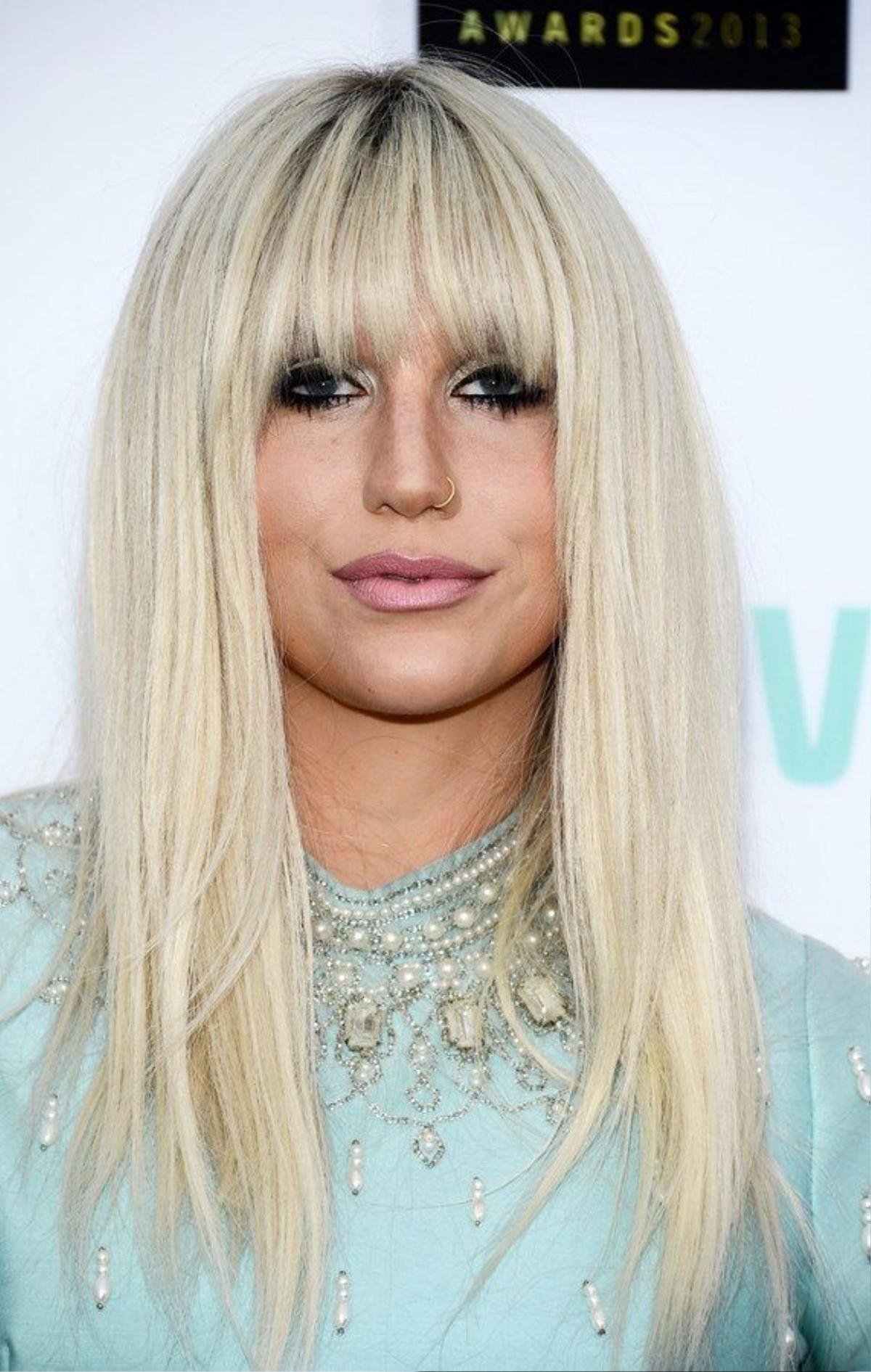 Tháng 4/2013, Kesha đã khiến cho mái bằng trở nên vô cùng rock chic. Mắt được đánh khói và son màu hồng đất, nhìn thần thái của Kesha đã đủ thấy một ngôi sao hạng A rồi.