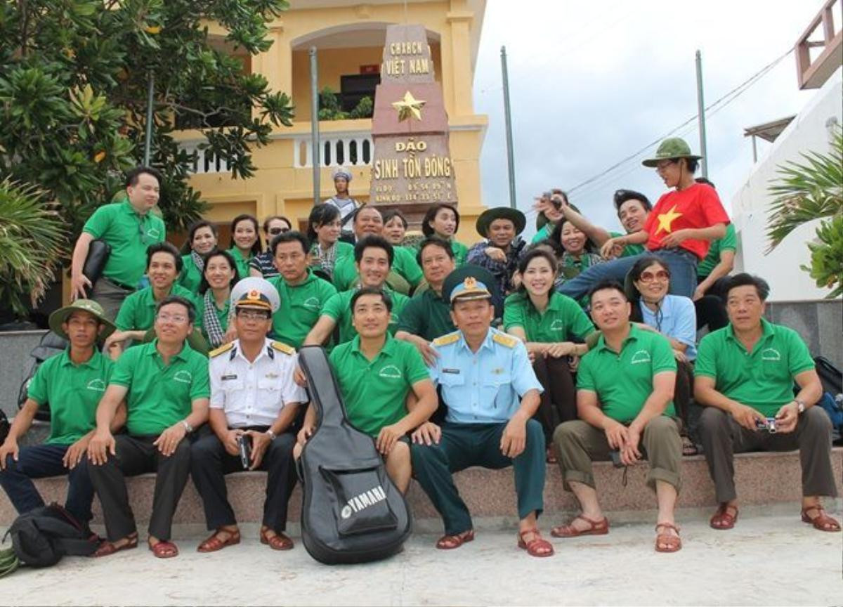 Nguyễn Phi Hùng chia sẻ, anh đã có dịp đồng hành cùng đại tá Trần Quang Khải trong chuyến hải trình đến với Trường Sa thân yêu năm 2013. Sau 3 năm, anh vẫn cảm thấy nguyên vẹn những cảm xúc và tình cảm thân thiết như một nhà của các thành viên trong đoàn. Thời gian đó, dù chỉ có 10 ngày bên nhau nhưng những giây phút cùng nhau vượt qua sóng gió, vất vả và cùng chung một tấm lòng hướng về biển đảo thân yêu đã giúp cho mọi người xích lại gần nhau hơn.