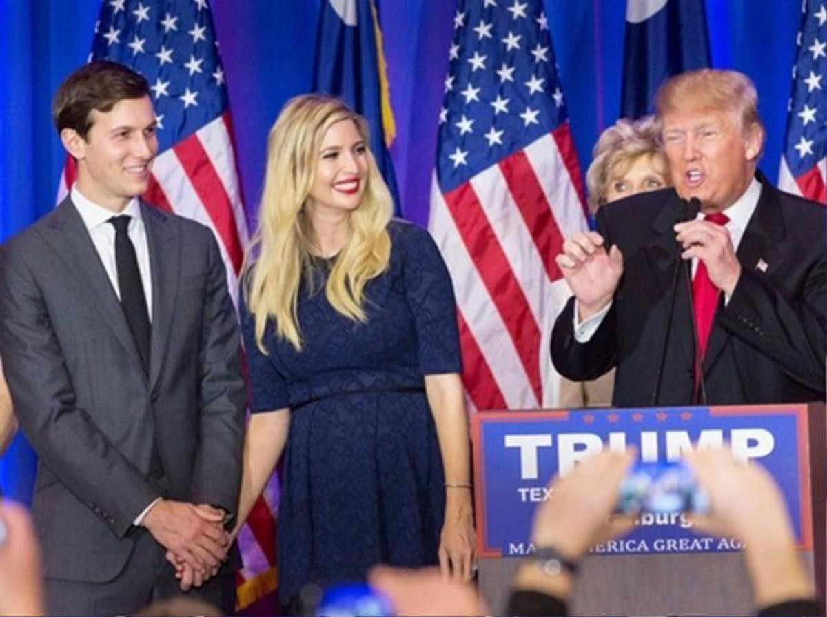 Con rể Jared Kushner (ngoài cùng bên trái) và con gái Ivanka Trump lắng nghe ông Donald Trump phát biểu trong chiến dịch tranh cử. Ảnh: Corbis