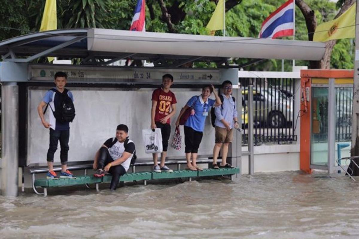 Mưa lớn nhất trong 25 năm qua, người dân Bangkok chèo thuyền trên phố Ảnh 2