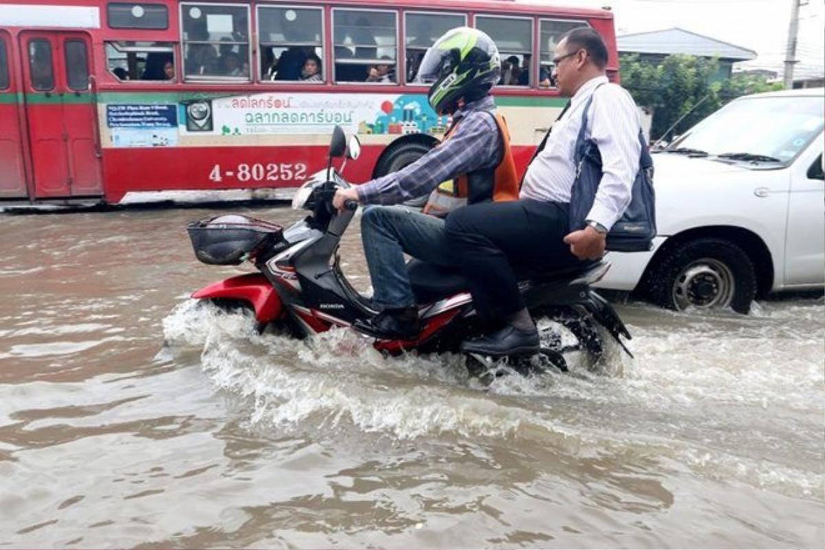 Mưa lớn nhất trong 25 năm qua, người dân Bangkok chèo thuyền trên phố Ảnh 4