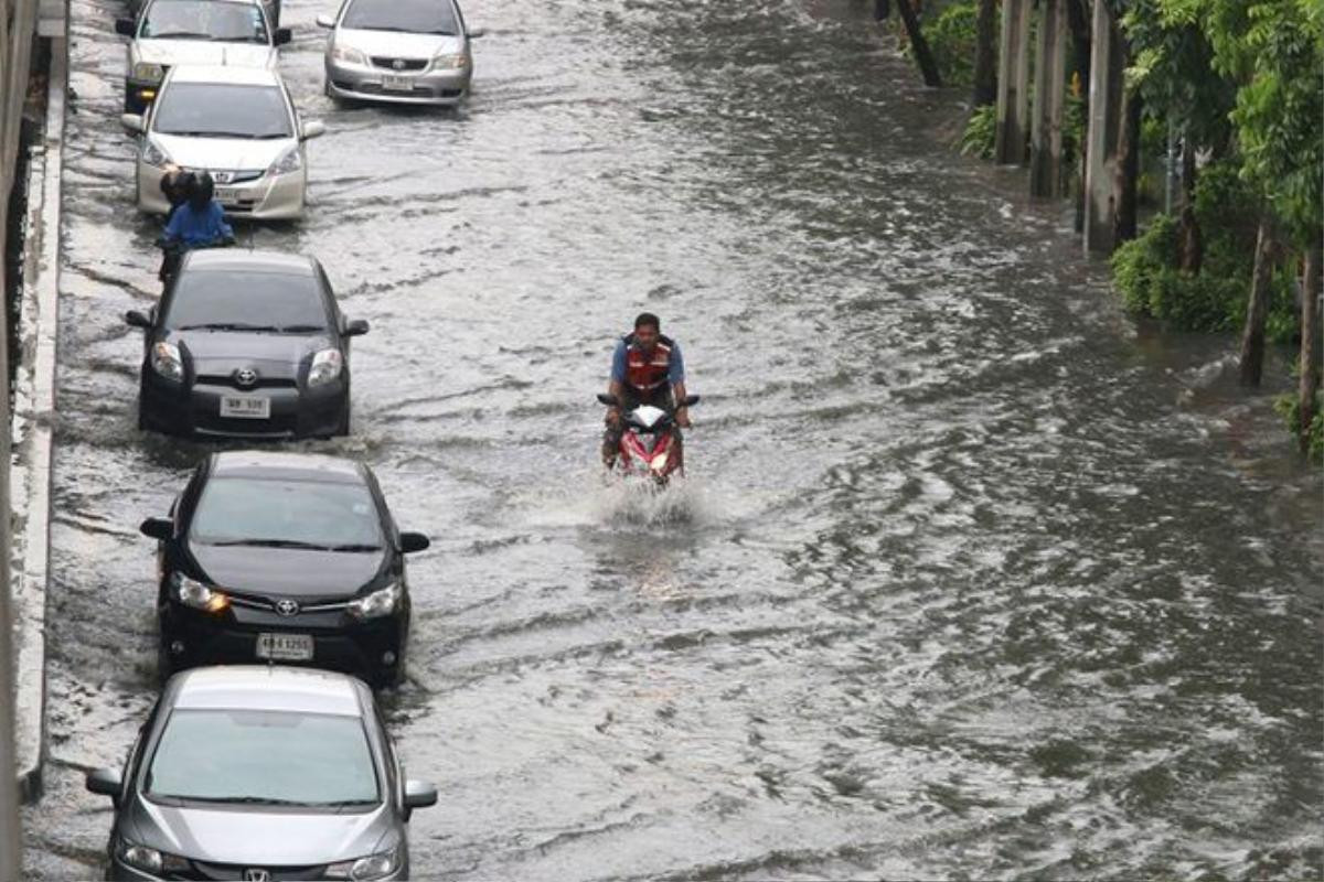 Mưa lớn nhất trong 25 năm qua, người dân Bangkok chèo thuyền trên phố Ảnh 5