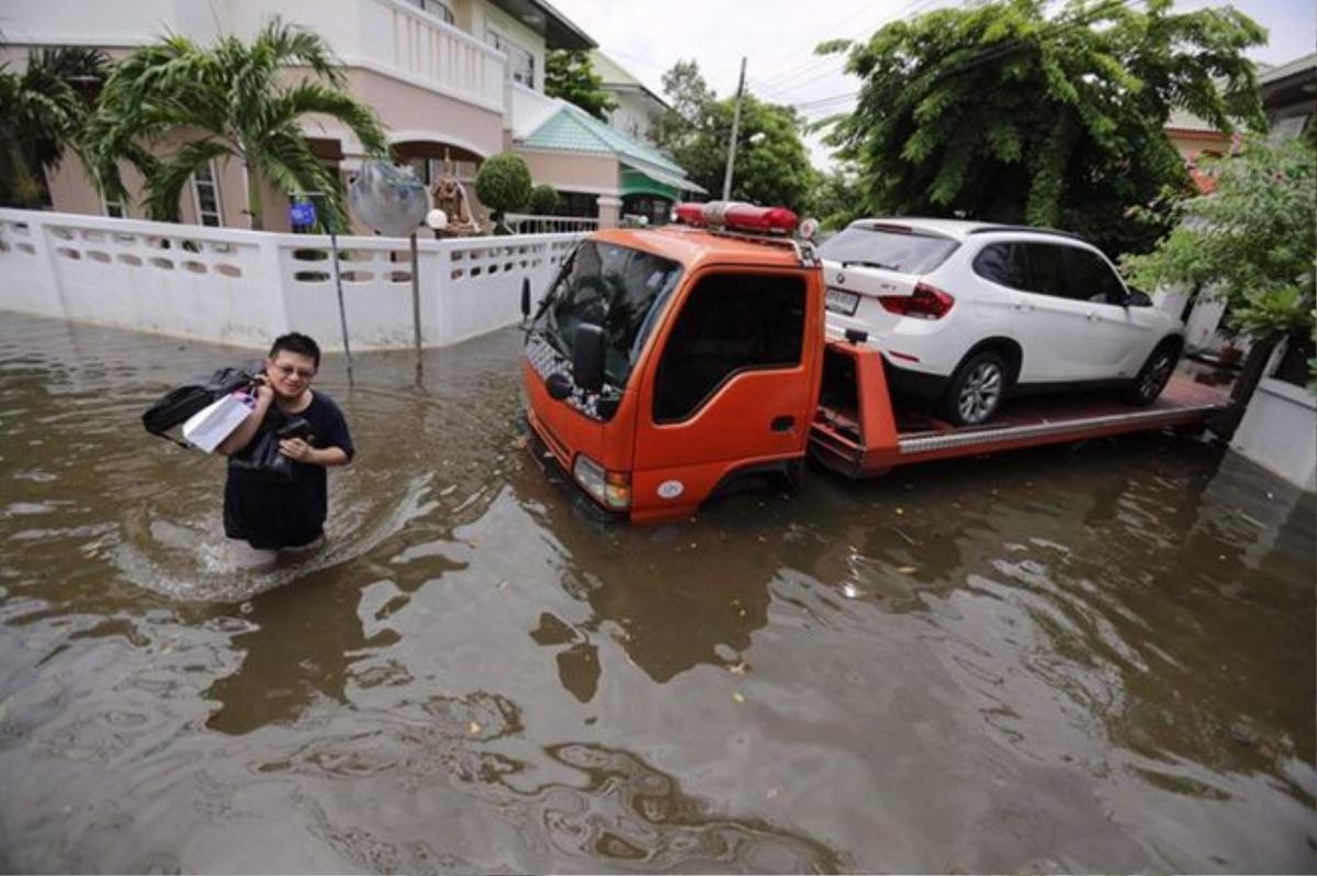 Mưa lớn nhất trong 25 năm qua, người dân Bangkok chèo thuyền trên phố Ảnh 7