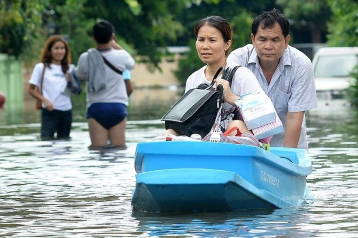 Mưa lớn nhất trong 25 năm qua, người dân Bangkok chèo thuyền trên phố Ảnh 8