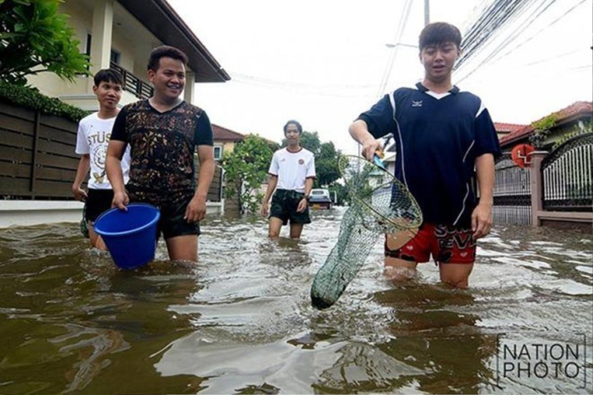 Mưa lớn nhất trong 25 năm qua, người dân Bangkok chèo thuyền trên phố Ảnh 9