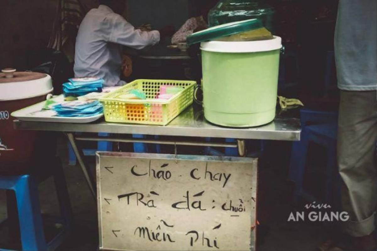 Cháo chay, trà đá, chuỗi miễn phí