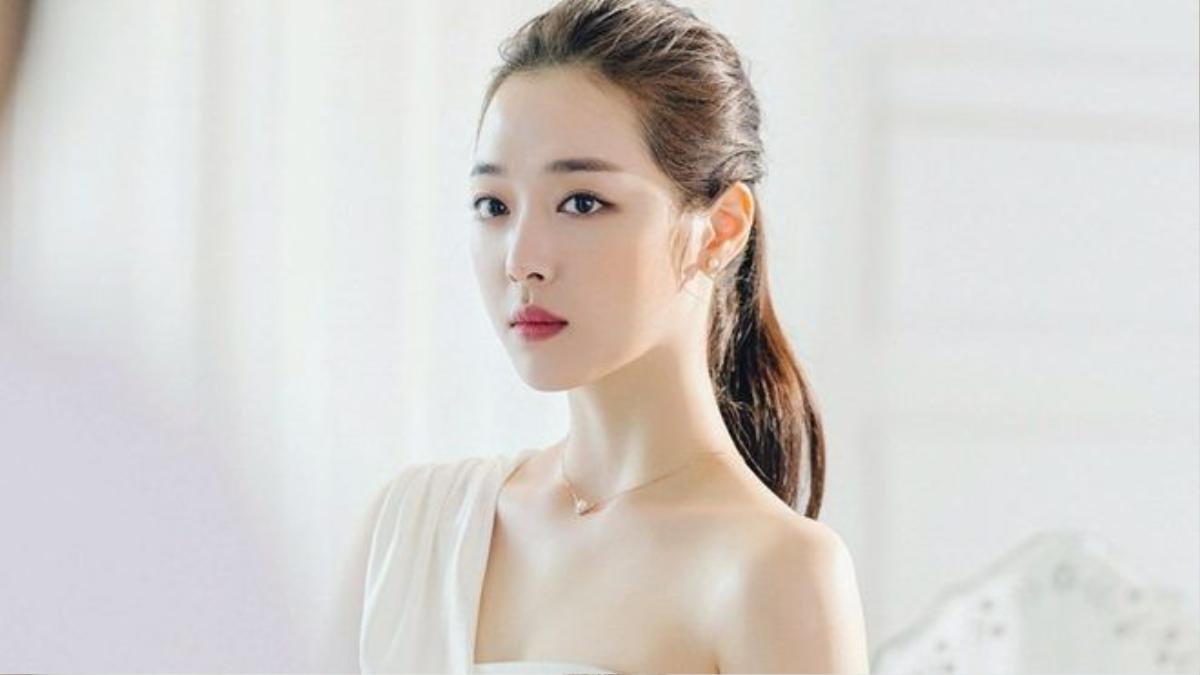 Sulli cũng chính thức rời F(x) và có những hoạt động cá nhân hơn 1 năm qua.