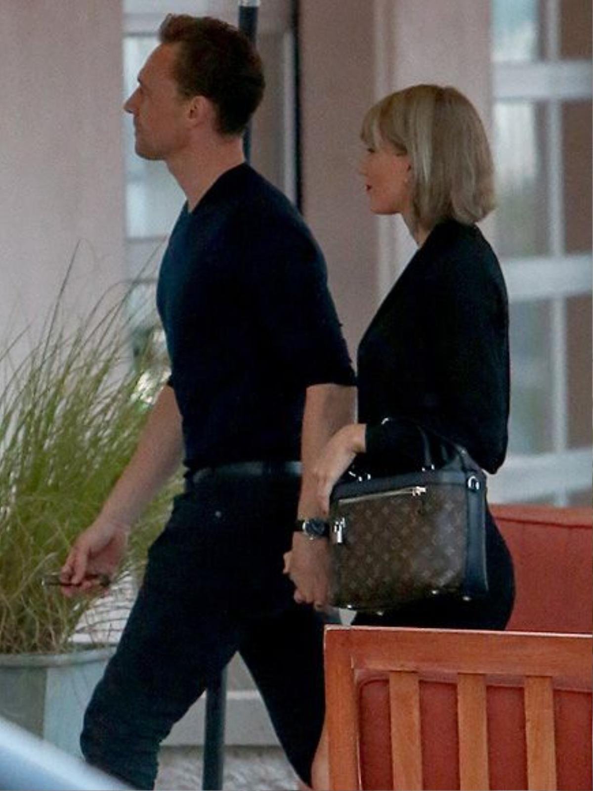 Tom Hiddleston nắm tay Taylor Swift. Cả hai cùng mặc đồ "tông xuỵt tông". 