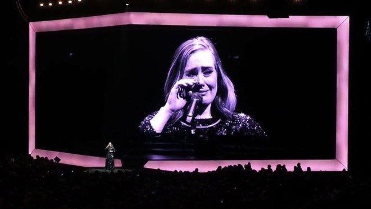 Rơi nước mắt thông báo tạm dừng hoạt động 5 năm kể từ sau Adele Live Tour để dành thời gian chăm sóc con trai và ra sản phẩm mới. 