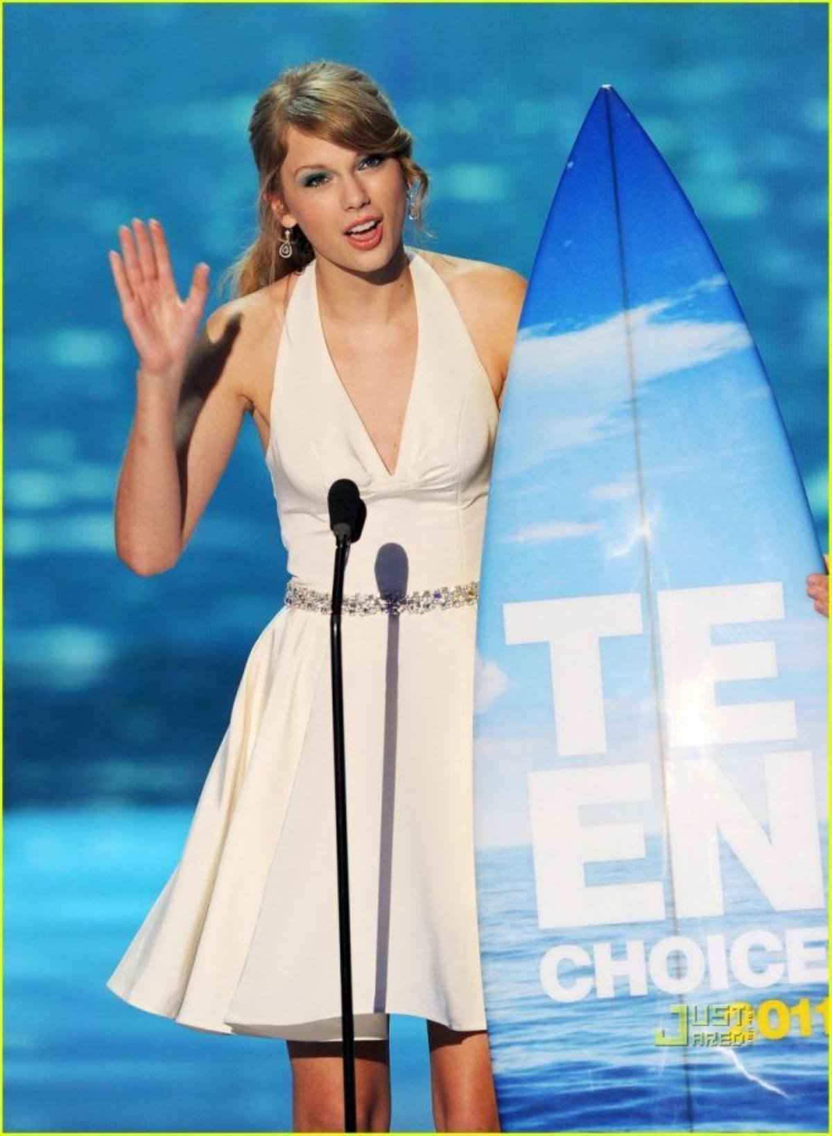 Taylor Swift nhận "ván trượt nước" tại TCAs 2011