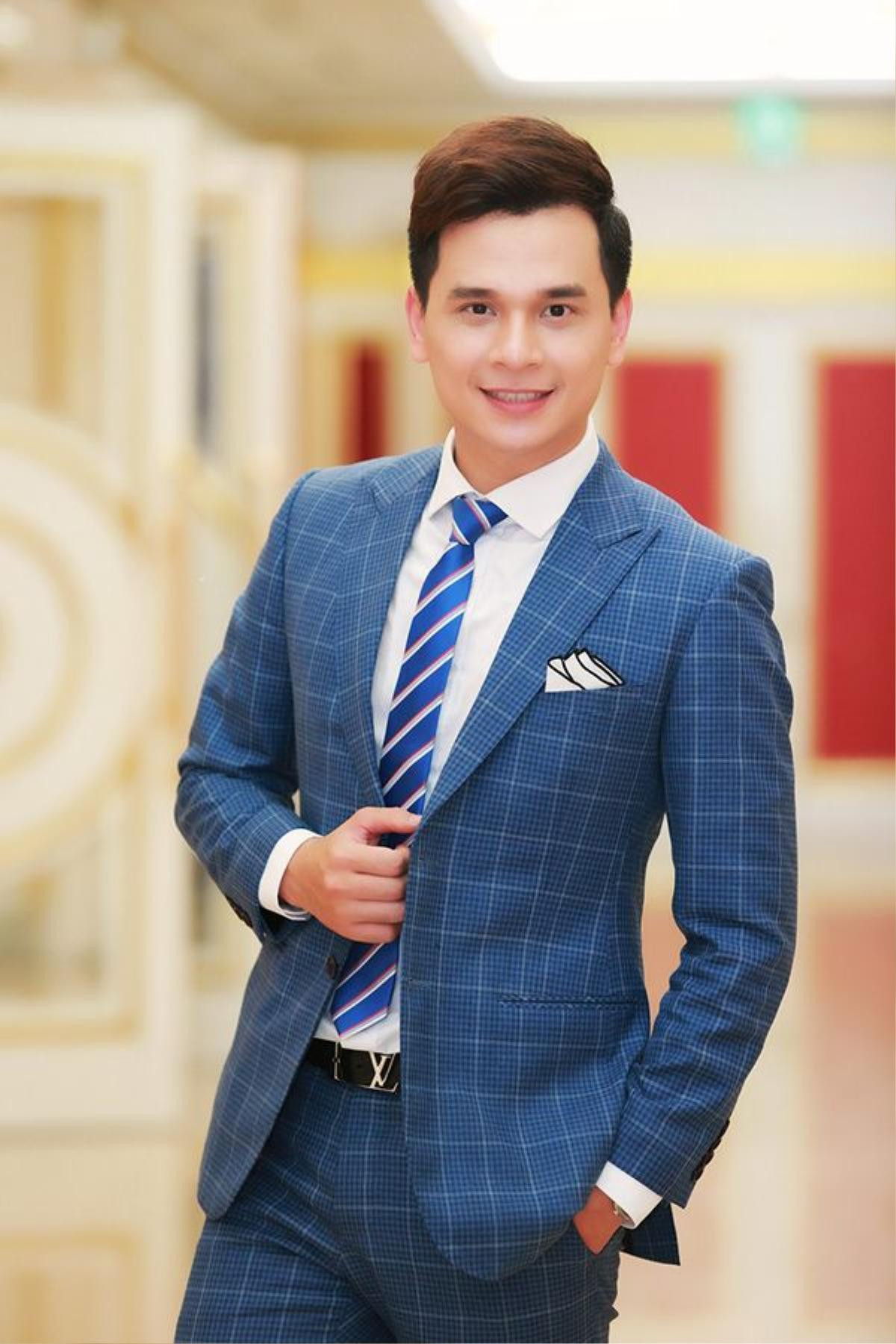 MC Danh Tùng lại trẻ trung với bộ vest xanh.