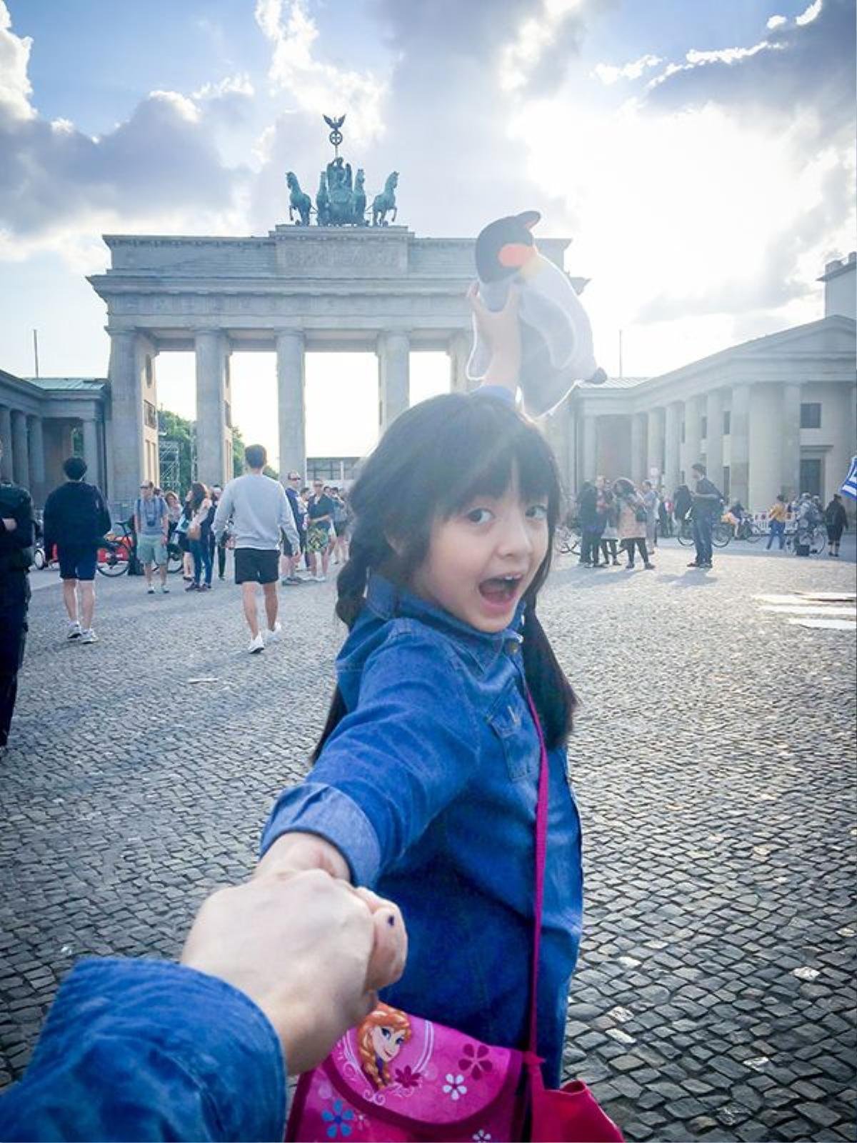 Nhí nhảnh tạo dáng ở cổng Brandenburg - Berlin.