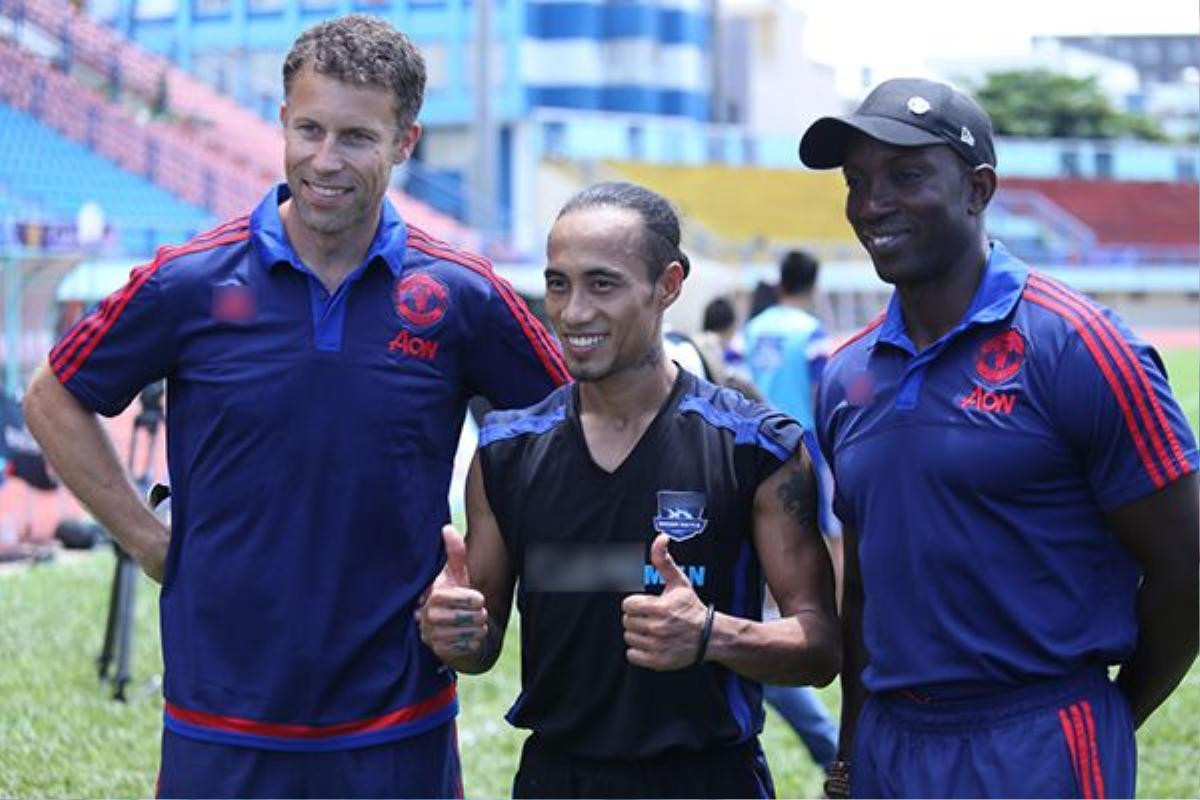 Phạm Anh Khoa hào hứng khi đứng cạnh hai cựu danh thủ bóng đá hàng đầu cựu danh thủ Manchester United - Dwight Yorke cùng người đồng đội cũ Ronny Johnsen.