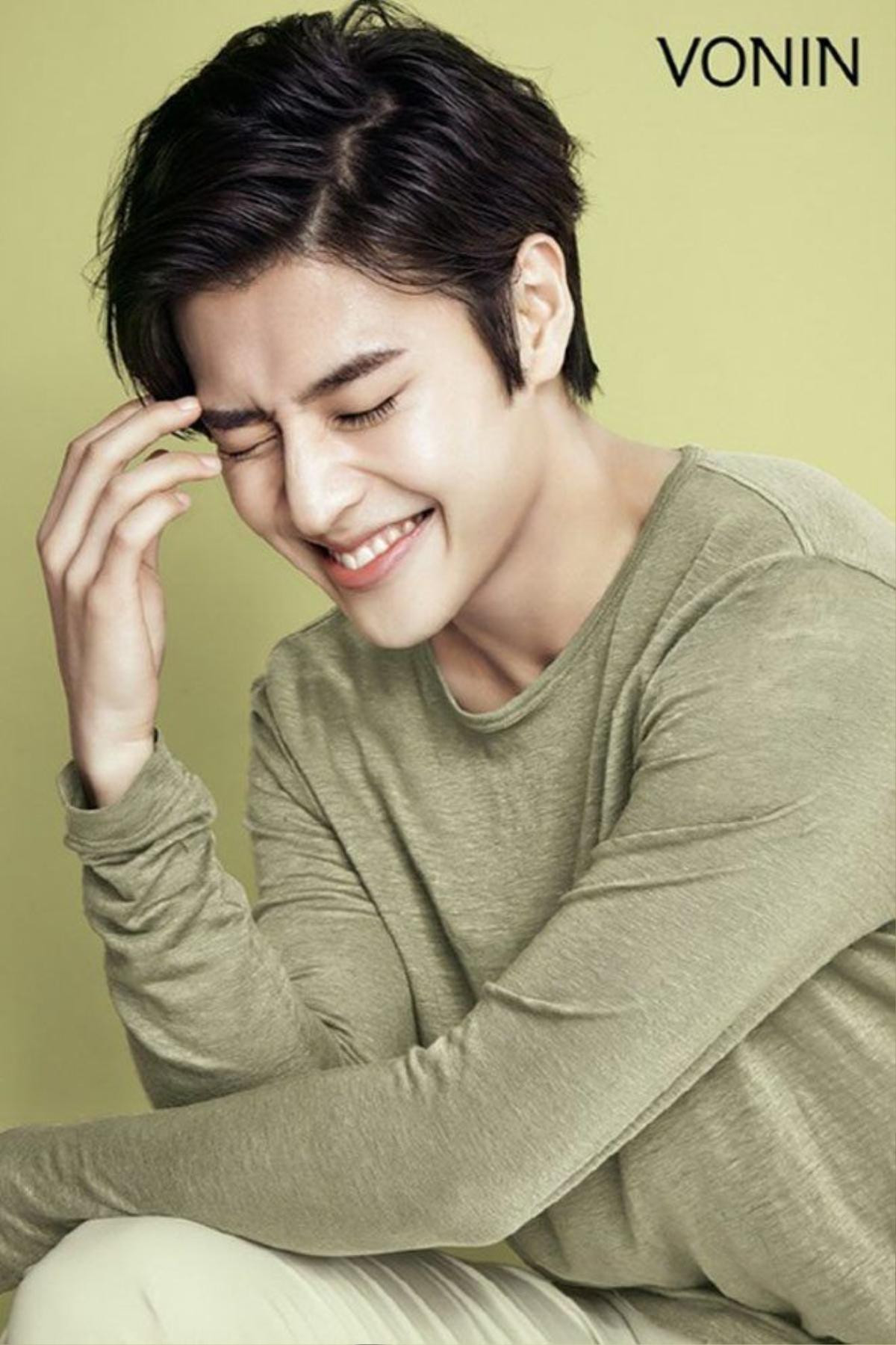 Kang Ha Neul với nụ cười tỏa sáng đã thu hút các tuyển trạch viên của các hãng mỹ phẩm có tiếng. 