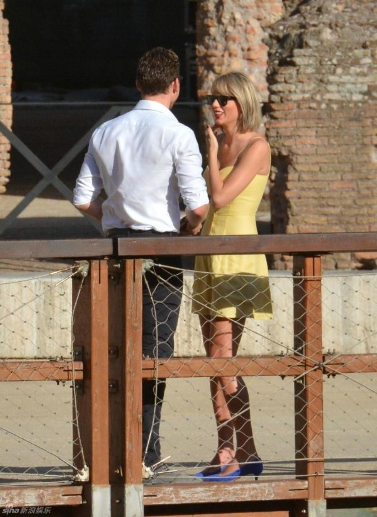 Exclusif - Prix spécial - No web - No blog - Taylor Swift et son nouveau compagnon Tom Hiddleston passent des vacances romantiques à Rome. Le couple est allé déjeuner en amoureux et sont allés visiter "Le Colisée", immense amphithéâtre ovoïde situé dans le centre de la ville de Rome, entre l'Esquilin et le Cælius, le plus grand jamais construit dans l'empire. Le 27 juin 2016 For germany call for price Taylor Swift and new boyfriend Tom Hiddleston are seen arriving in Rome. The couple after having lunch takes a tourist tour at the Colosseum on June 27, in Rome, Italy.