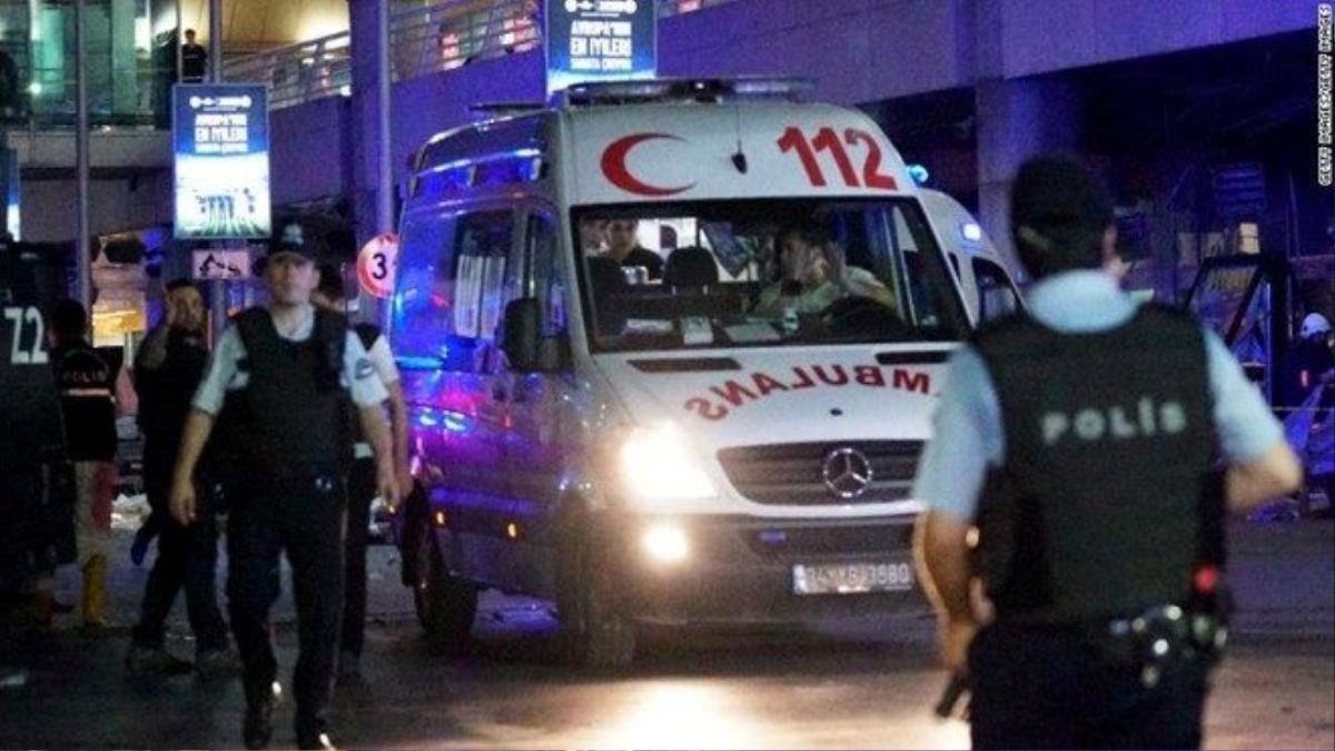 Cảnh sát canh gác bên ngoài sân bay ở Istanbul sau vụ tấn công. Ảnh: CNN