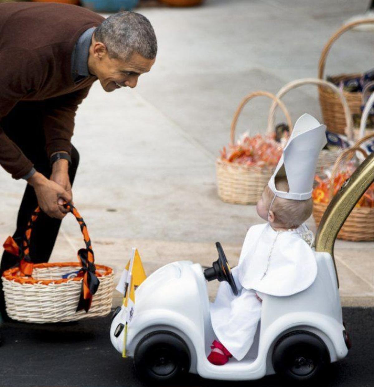 Dịp Halloween 2015, ngài Tổng thống được ghi lại trong một khoảnh khắc đầy bất ngờ và thú vị khi nhìn thấy một em nhỏ hóa trang thành Giáo hoàng tại Nhà Trắng.