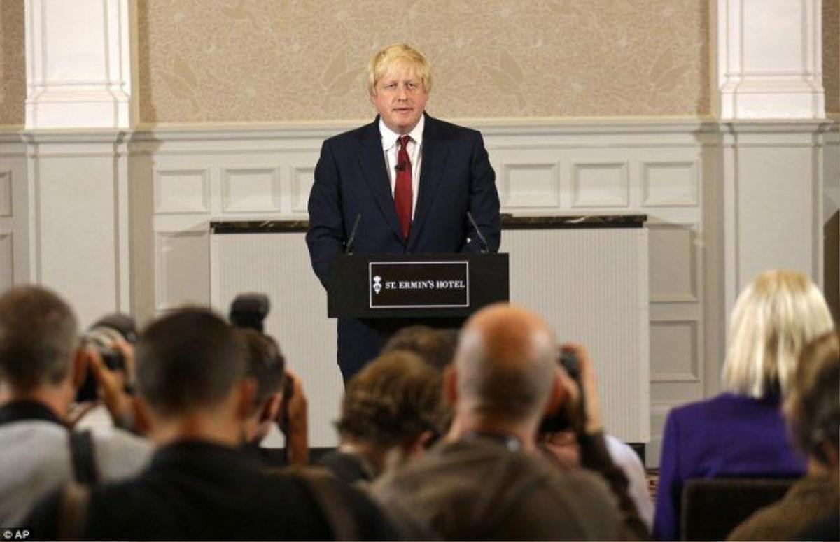 Ông Johnson cũng gây bất ngờ với bài phát biểu “mùi mẫm” tại Westminster và tuyên bố sẽ không tranh cử chức Thủ tướng, vốn là mục tiêu ban đầu khi vận động Brexit trước đó của ông.