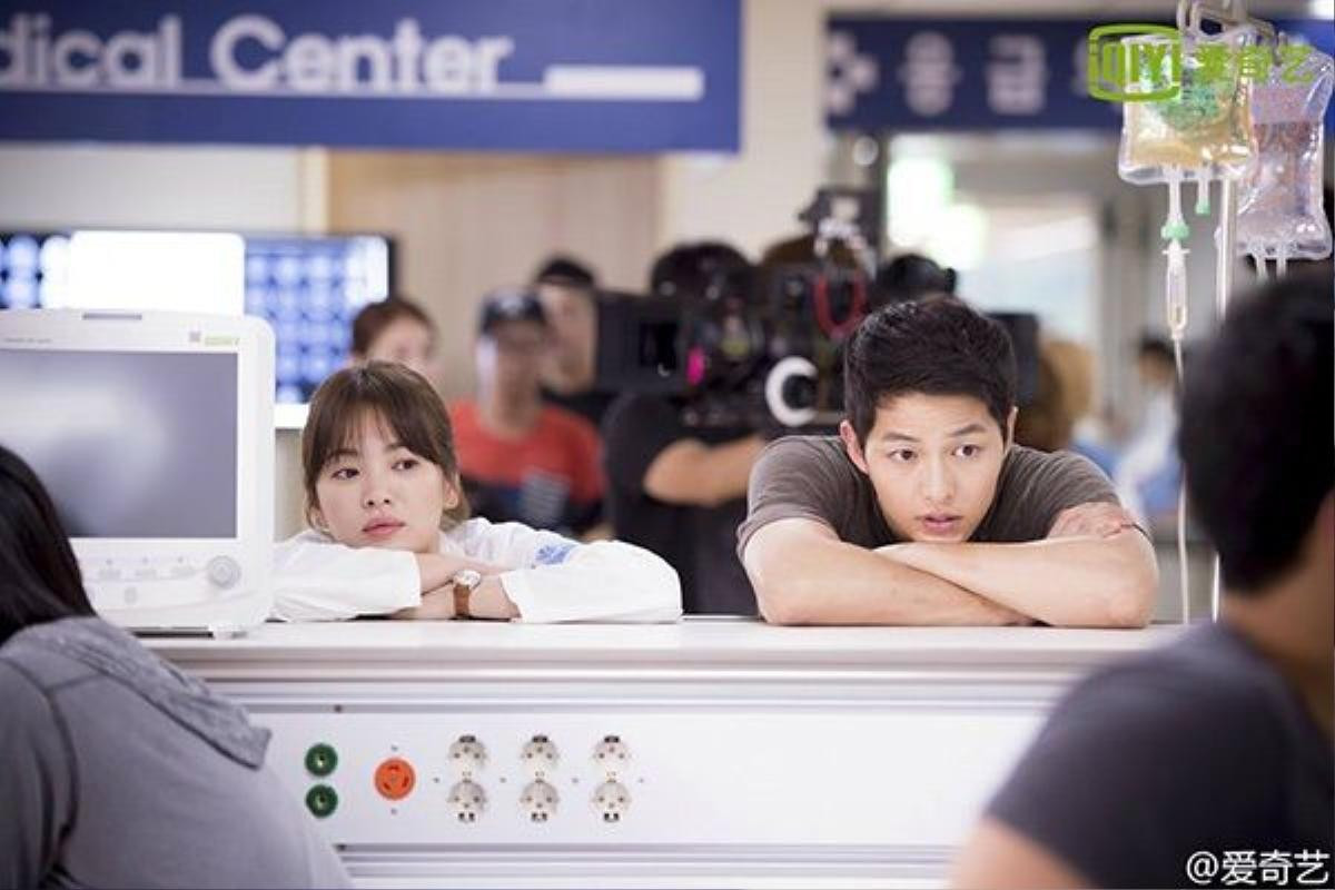 Song Hye Kyo cho rằng Song Joong Ki là người sâu sắc và có tài ăn nói hơn cả nhân vật đại úy Yoo.