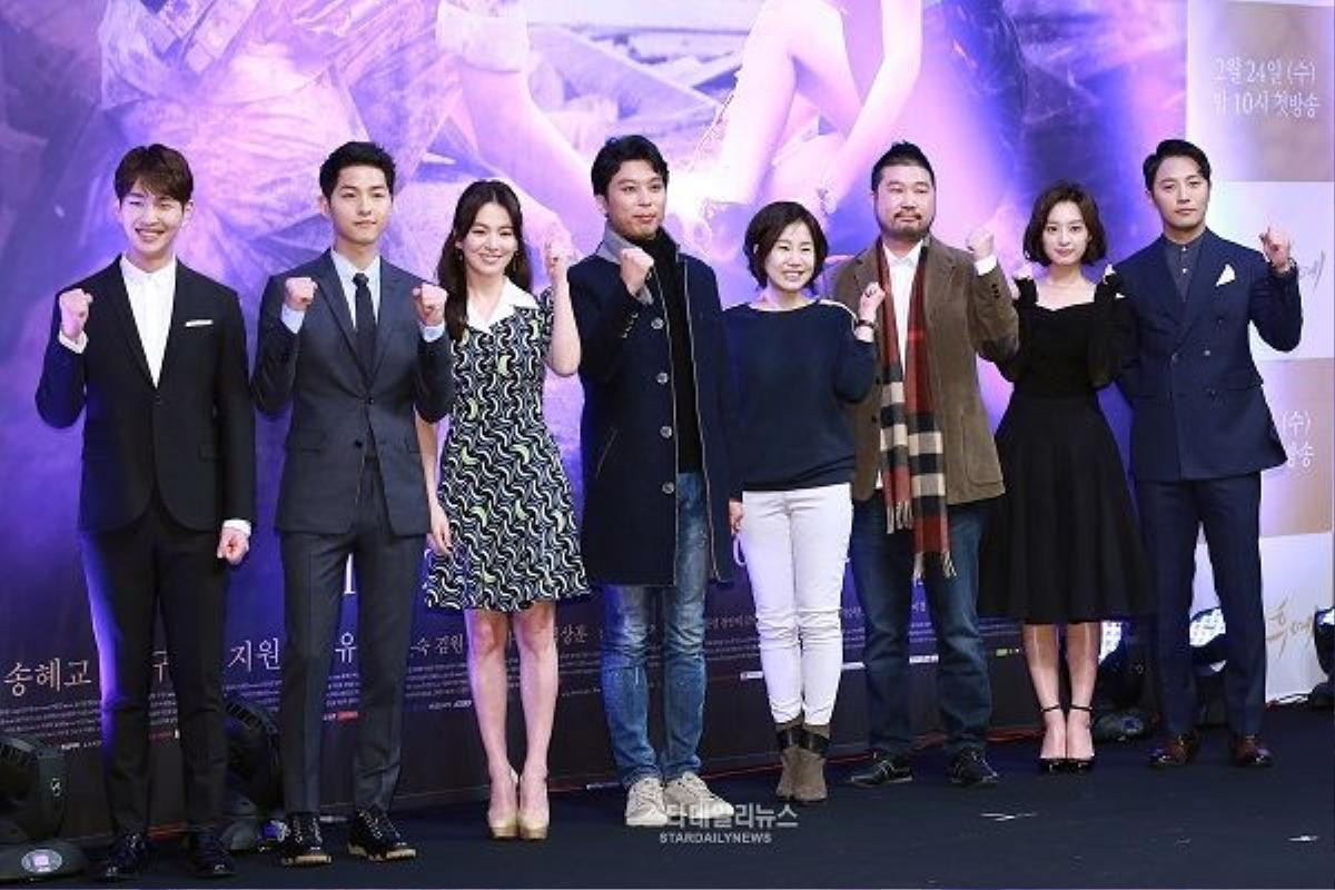 Song Joong Ki giành được tình cảm của tất cả các thành viên trong đoàn làm phim Hậu duệ mặt trời nhờ tính cách ân cần, chu đáo của mình.