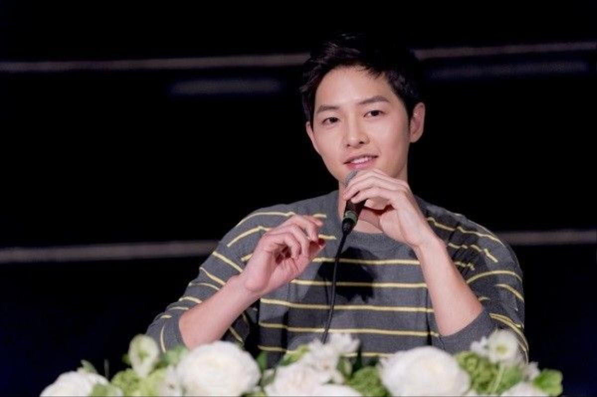 Sự mềm dẻo, khôn khéo trong cách cư xử giúp Song Joong Ki giành được rất nhiều thiện cảm từ cánh báo chí.