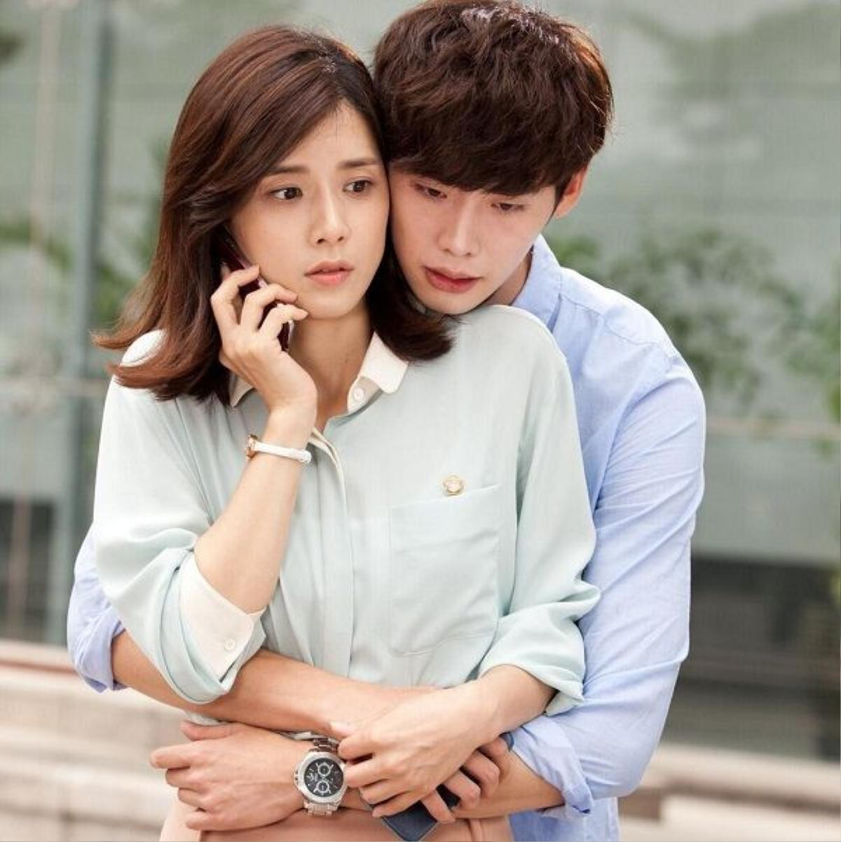 Lee Jong Suk từng có dịp sánh đôi với đàn chị Lee Bo Young. Tuy hơn kém nhau đến 10 tuổi nhưng cả hai vẫn diễn xuất rất ăn ý.