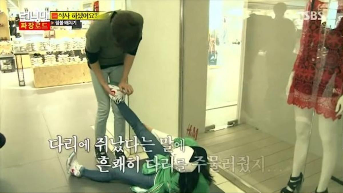 Kwang Soo chăm sóc Ji Hyo khi cô bị đau chân.