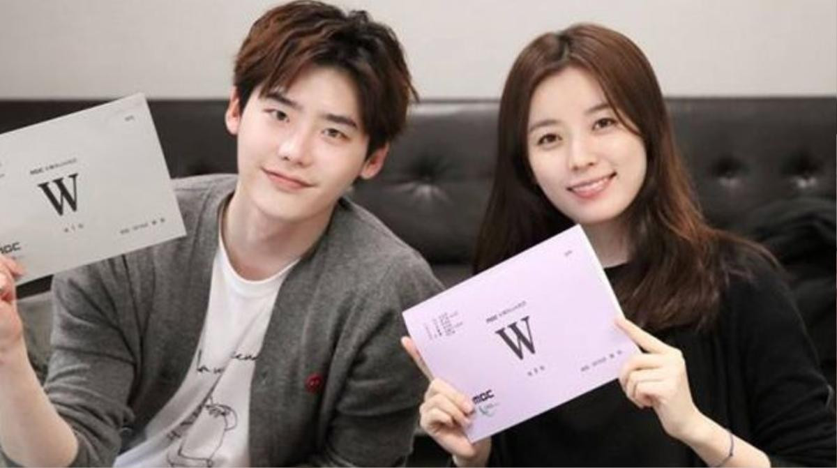 Hai diễn viên Lee Jong Suk và Han Hyo Joo cùng nhau tái hợp sau thời gian dài vắng bóng màn ảnh nhỏ.