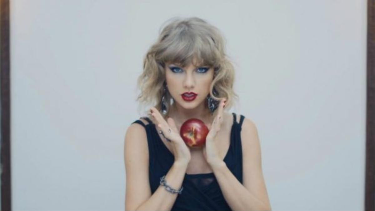 Taylor trong Blank Space, một trong những MV "nổi loạn" nhất của cô, cũng chỉ như thế này thôi...