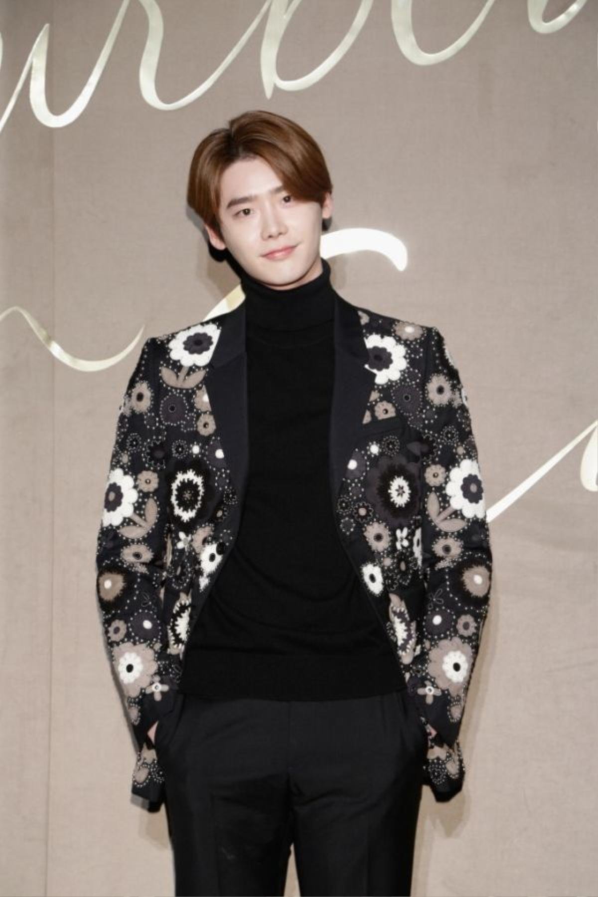 lee-jong-suk-burberry-store-opening-seoul-2015-red-carpet-png