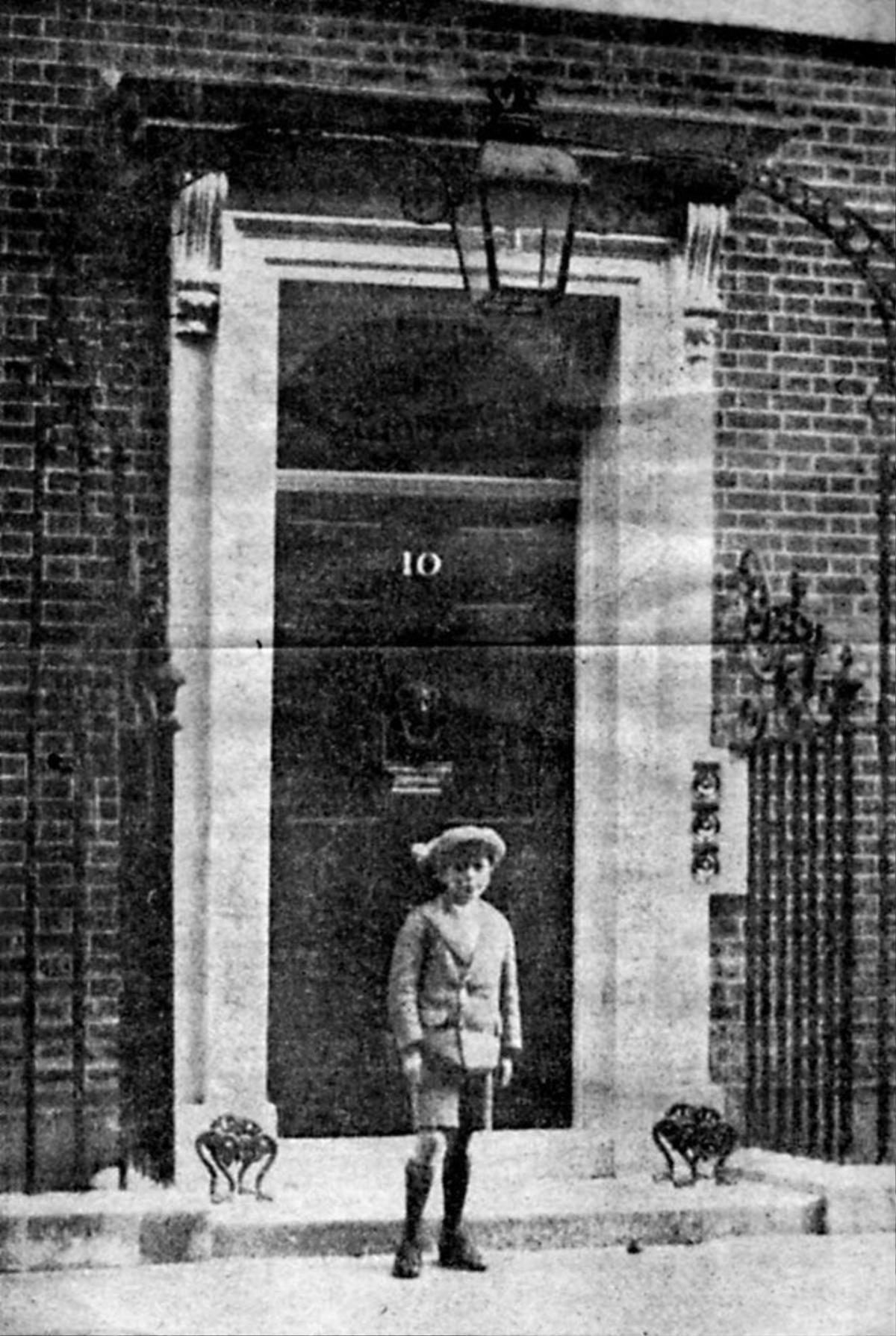 10 Downing St door 1924 - Harold Wilson - blur 2