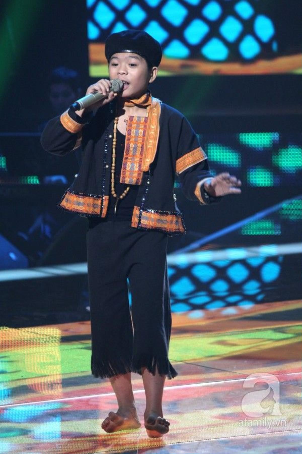 the-voice-kids-nguyen-quang-anh-len-dong-voi-chiec-khan-pieu